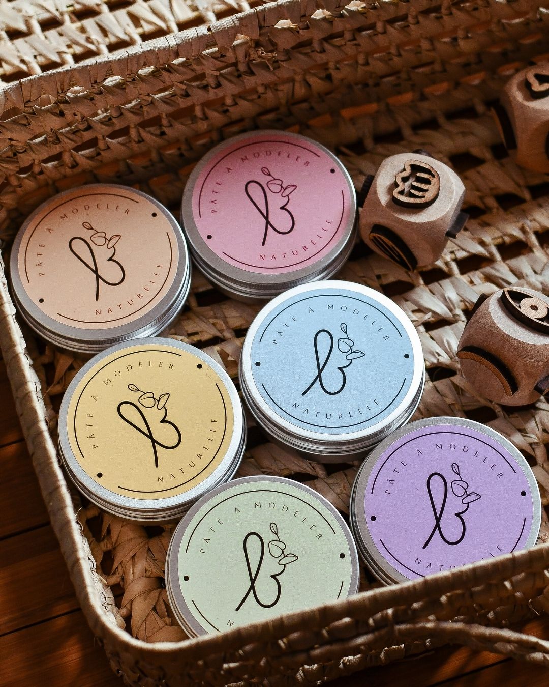 La pâte à modeler (6 coloris)